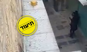 תיעוד מהפיגוע: המחבל יורה וצרחות "הצילו"