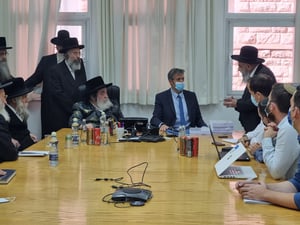 הרבנים בפגישה עם הנדל