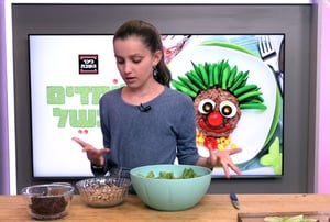 סלט חסה חגיגי: ילדים לומדים לבשל בחנוכה
