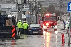 שוב הצפות בחולון וחילוץ לכודים • תיעוד