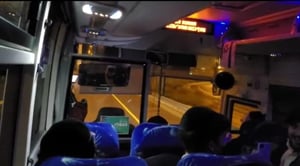 נהג האוטובוס שם מוזיקה בקול? הבחורים מצאו פתרון