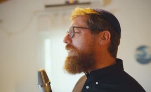 יצחק מאיר ומקהלת 'הנחבאים אל הכלים': ישמח ישראל