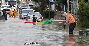 הצפות בפתח תקווה; תושב יצא לשיט • צפו