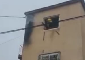 מפגיעת ברק: שריפה פרצה בבניין בצפת