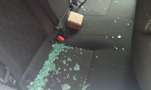 תושב בני ברק ניפץ באבן חלון ניידת ונעצר