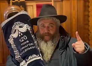 הרב משה ראובן אסמן בבית הכנסת ההיסטורי בקייב