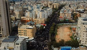 הלוויתו של שר התורה: תיעוד ממעוף הרחפן