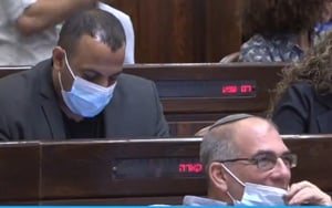 ח"כ אביר קארה נחקר באזהרה על הצבעתו