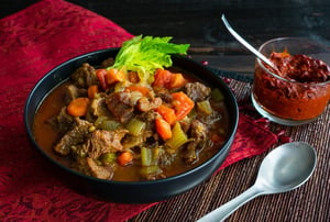 תבשיל בשר מרוקאי לצד אריסה ביתית חריפה