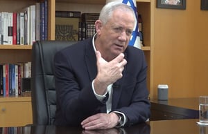 השר בני גנץ: "זה באמת מוזר ראש ממשלה עם 5 מנדטים"