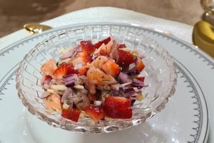 סביצ'ה סלמון עם תותים, בצל סגול ושמיר