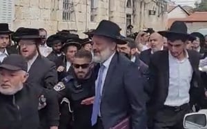 אריה דרעי הותקף והוברח בסיוע שוטרים