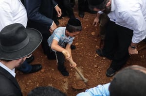 תיעוד קורב לב: ילד בן שש קובר את אבא