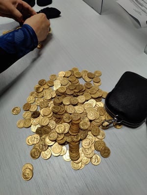 2 נשים נתפסו בנתב"ג כשעל גופן מטבעות זהב בשווי 1.8 מיליון