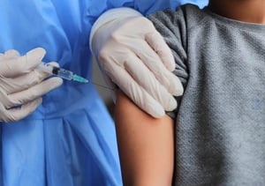 'פייזר' קוראת לחיסון שלישי לקורונה מגיל שנתיים