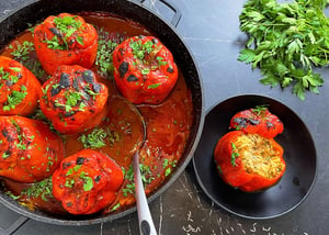 פלפלים ממולאים בשר ואורז ברוטב עגבניות