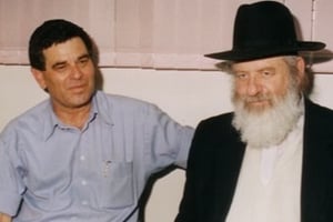 הרב אורי זוהר עם ראש עירית חדרה (לשעבר) ישראל סדן בחנוכת בית "לב לאחים"