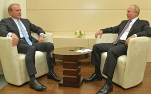 מייסד המפלגה מדבצ'וק עם נשיא רוסיה פוטין
