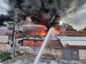 שריפה גדולה במתחם תעשייה בחיפה; צפו
