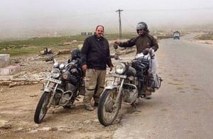 זלמן שטוב עם האופנוע בהודו