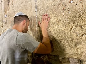 ערב תשעה באב: השחקן הישראלי התפלל בכותל