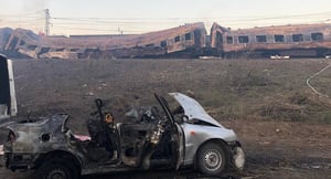 הרכבת המופגזת לצד רכב בו נשרפו למוות אב ובנו