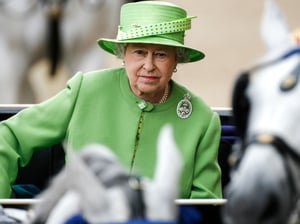 המלכה לא חשה בטוב, השבעת הממשלה החדשה תחכה