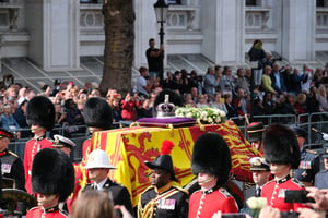 מאות אלפים בתור להיפרד מהמלכה, המשפחה ביום חופש