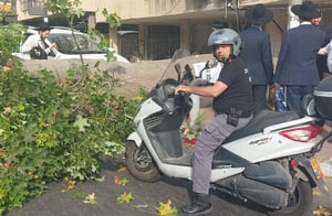 נס בבני ברק: עץ נפל סנטימטרים מהזמר על האופנוע