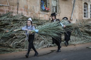 "כל האזרח בישראל ישבו בסוכות": תיעוד מרחובות ירושלים