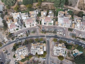 מבט מרהיב מלמעלה: הסוכות הרבות ברחבי העיר אלעד