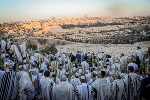 מאות התפללו בהר הזיתים מול בית קודשי הקודשים