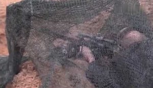 מעלה את המורל? פוטין נשכב על הרצפה ופתח בירי • צפו