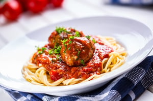 הכל בסיר אחד: ספגטי וכדורי בשר ברוטב עגבניות עסיסי