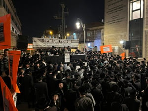 העצרת, הלילה בירושלים