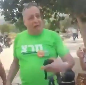 פעיל השמאל שביזה את התפילין