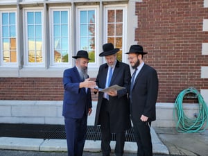 הרב לאו במפגש עם הרב נחום טננבוים והרב טוביה טעלדאן מחב"ד לונג איילנד