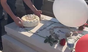 החברים עלו לקבר וחגגו יום הולדת לחבר שנהרג | צפו
