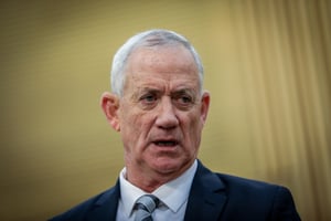 פסקת ההתגברות: גנץ תוקף את נתניהו ומאשים את לפיד