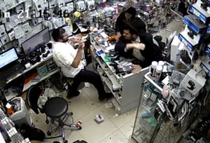מכה - ונמלט: בעל חנות הסלולר הותקף באלימות | צפו