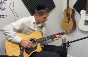 אמן הגיטרה הצעיר בביצוע ייחודי: "שירו למלך"