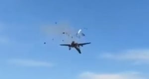 תיעוד דרמטי: שני מטוסים התנגשו באוויר - והתרסקו • צפו