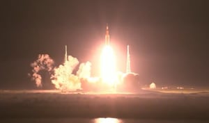 נאס"א שיגרה לחלל את "ארטמיס 1" | צפו בשיגור