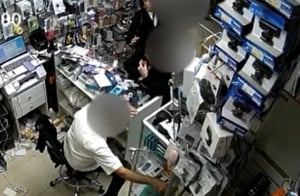 שוב קיצוניים נגד חנויות סלולר: מוכר בחנות הותקף עם ביצה