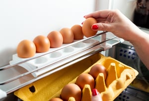 זו טעות חמורה לאחסן ביצים בדלת של המקרר