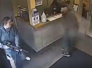 מפחיד: חמוש פתח בירי; מאבטח השתלט בידיים חשופות