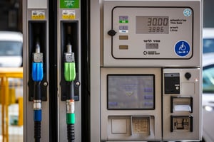 למרות הירידה במחיר העולמי:  הדלק מזנק ויעלה  כ-7 ש"ח