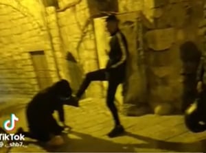 ערבים הכריחו יהודים חסידיים לנשק את רגליהם - ופרסמו בלעג ב'טיקטוק'