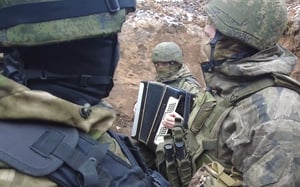 עם אקורדיון בשוחות: החייל הרוסי ניגן בזירת הקרב | צפו