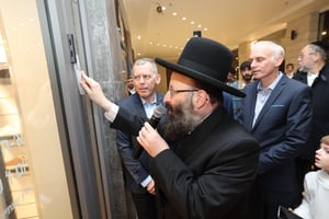 הרב הראשי לכותל הרב שמואל רבינוביץ בעת קביעת המזוזה